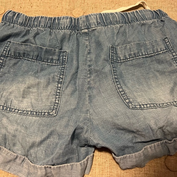 Woman’s shorts - Picture 3 of 3